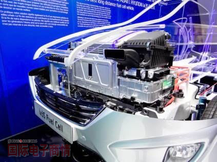 2012年度巴黎車展:韓國車廠Hyundai的ix35 Fuel Cell是以氫燃料電池為動力，將氫轉(zhuǎn)換成電力供應(yīng)至電動馬達(dá)，所產(chǎn)生的物質(zhì)只有水